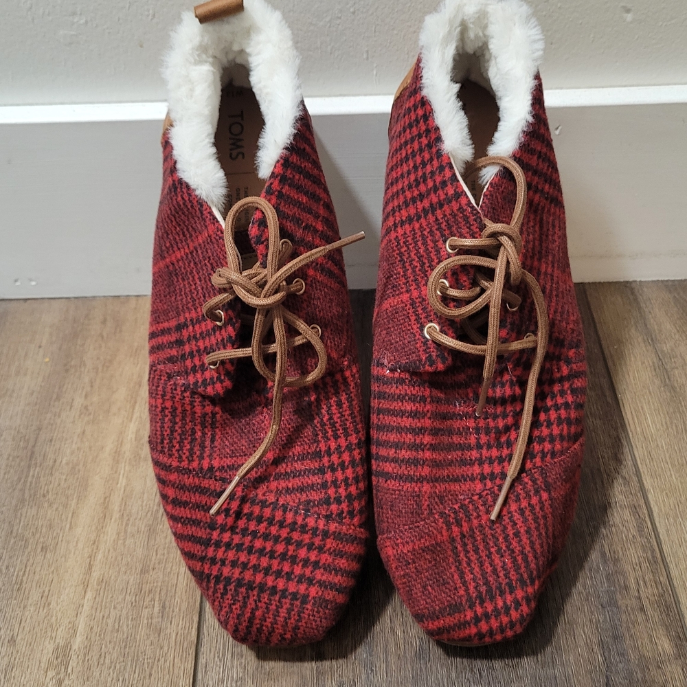 TOMS Bota red plaid felt chukka boots with faux fur lining and leather details